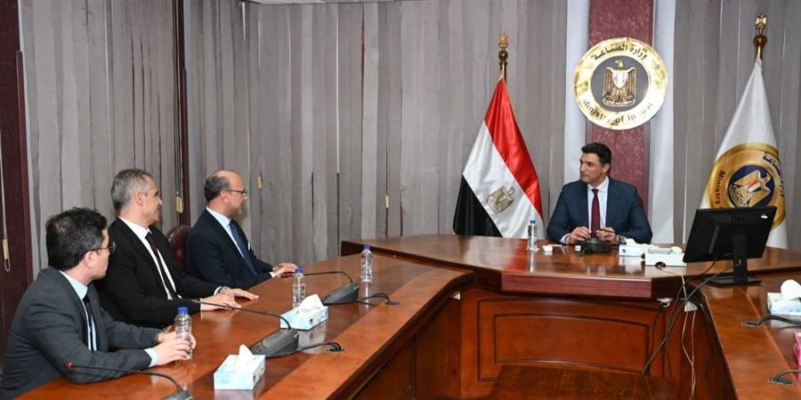 وزير الصناعة يبحث مع صافولا للأغذية خطط التوسع في مصر